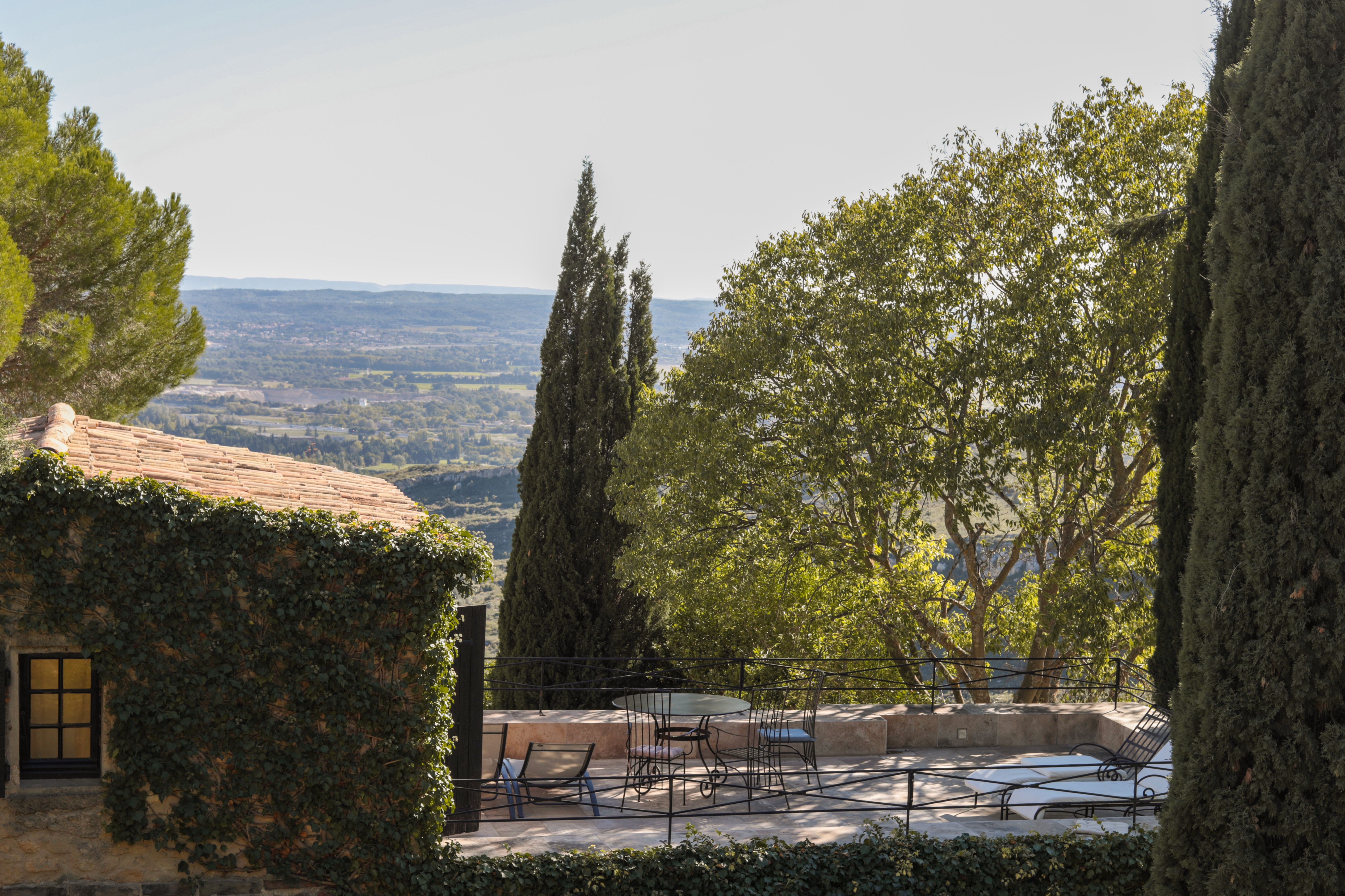 Chambre king-size avec vue sur le jardin